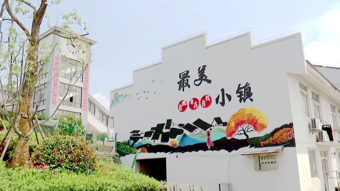 我在电视上见过你!"_小镇