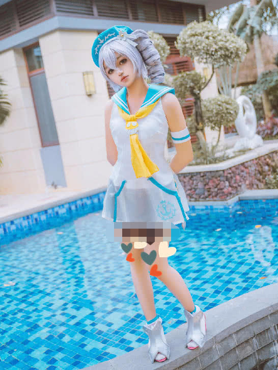 "女装大佬"水边cos布洛妮娅,看完他扭身的动作,网友:精髓