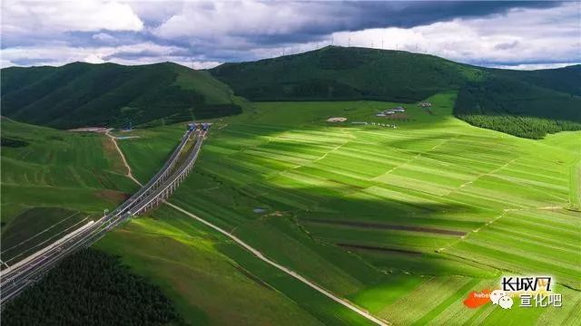 雖然草原天路只是張北壩上的一條柏油公路,但海拔也有一千六百米左右