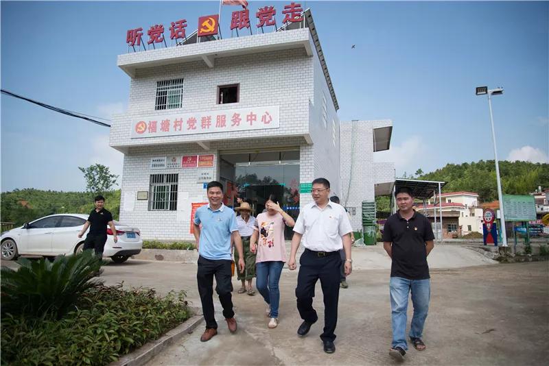 珠江钢琴集团组织党员干部到对口帮扶村开展扶贫工作暨主题教育活动