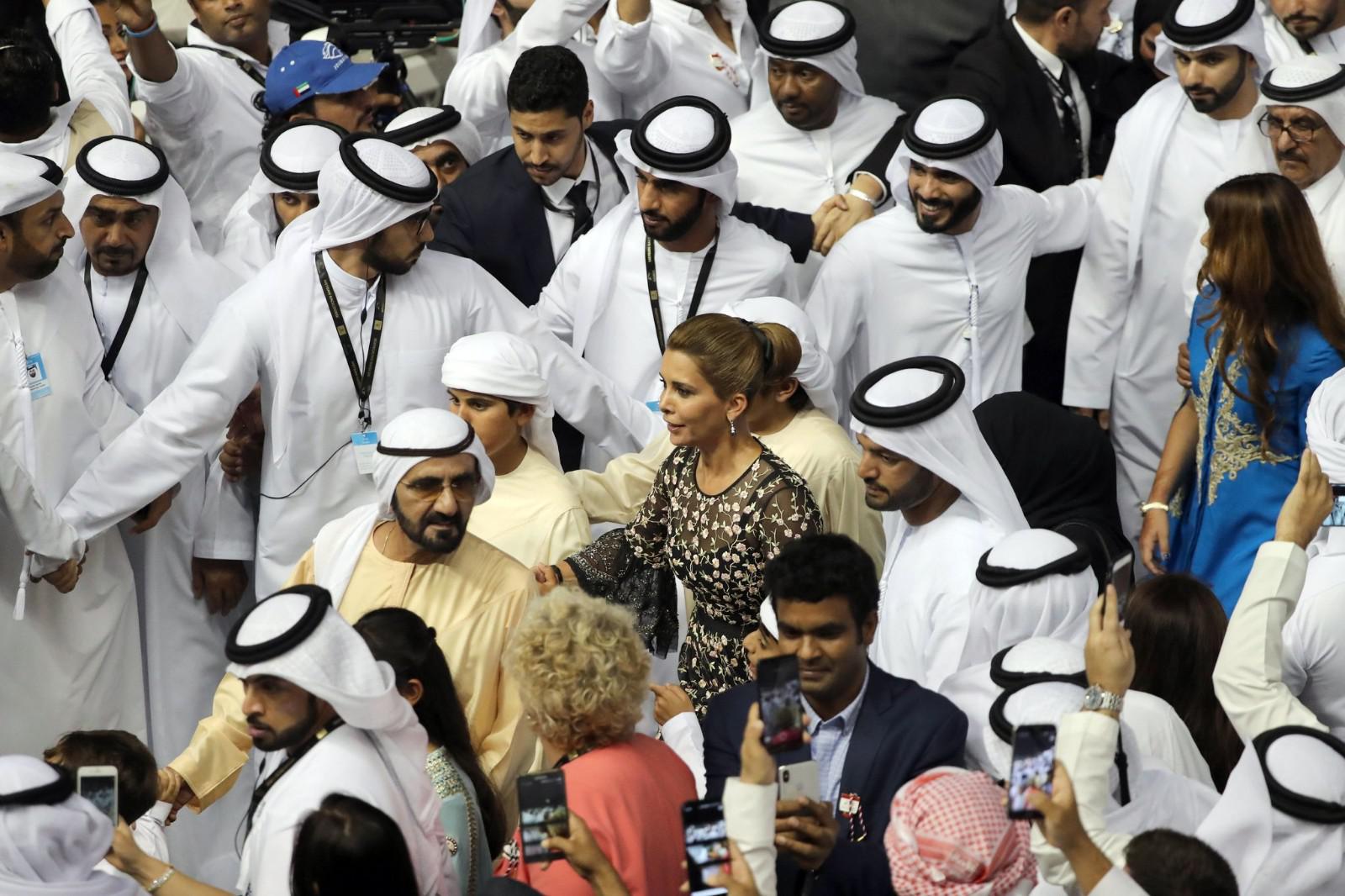 2018年,谢赫·穆罕默德(左中)和哈雅公主在迪拜梅丹赛马场参加颁奖