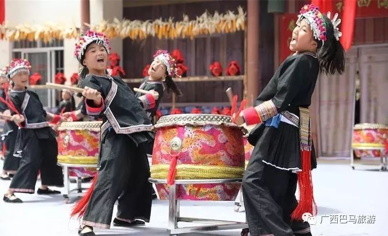 飞歌,是巴马当地的瑶族山歌,瑶族青年男女谈情说爱时,用近乎于耳语的