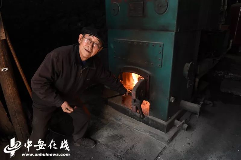 74岁的高忠厚开澡堂40年,此前在杭州和深圳做锅炉工,2005年回正阳关重