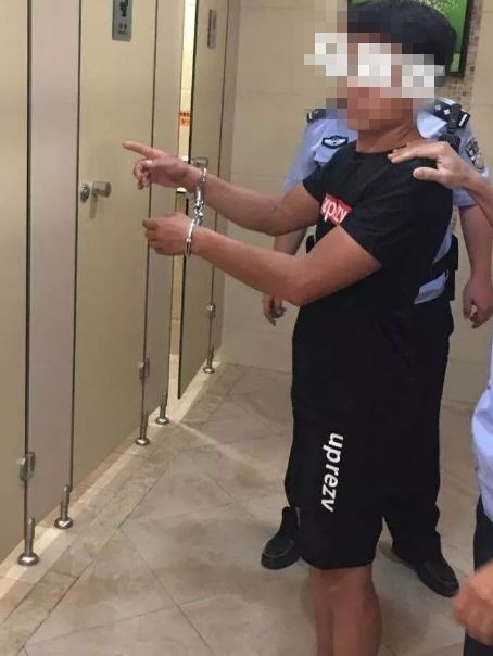 28岁福建男子当场被抓!他偷进女厕所做这龌龊事.