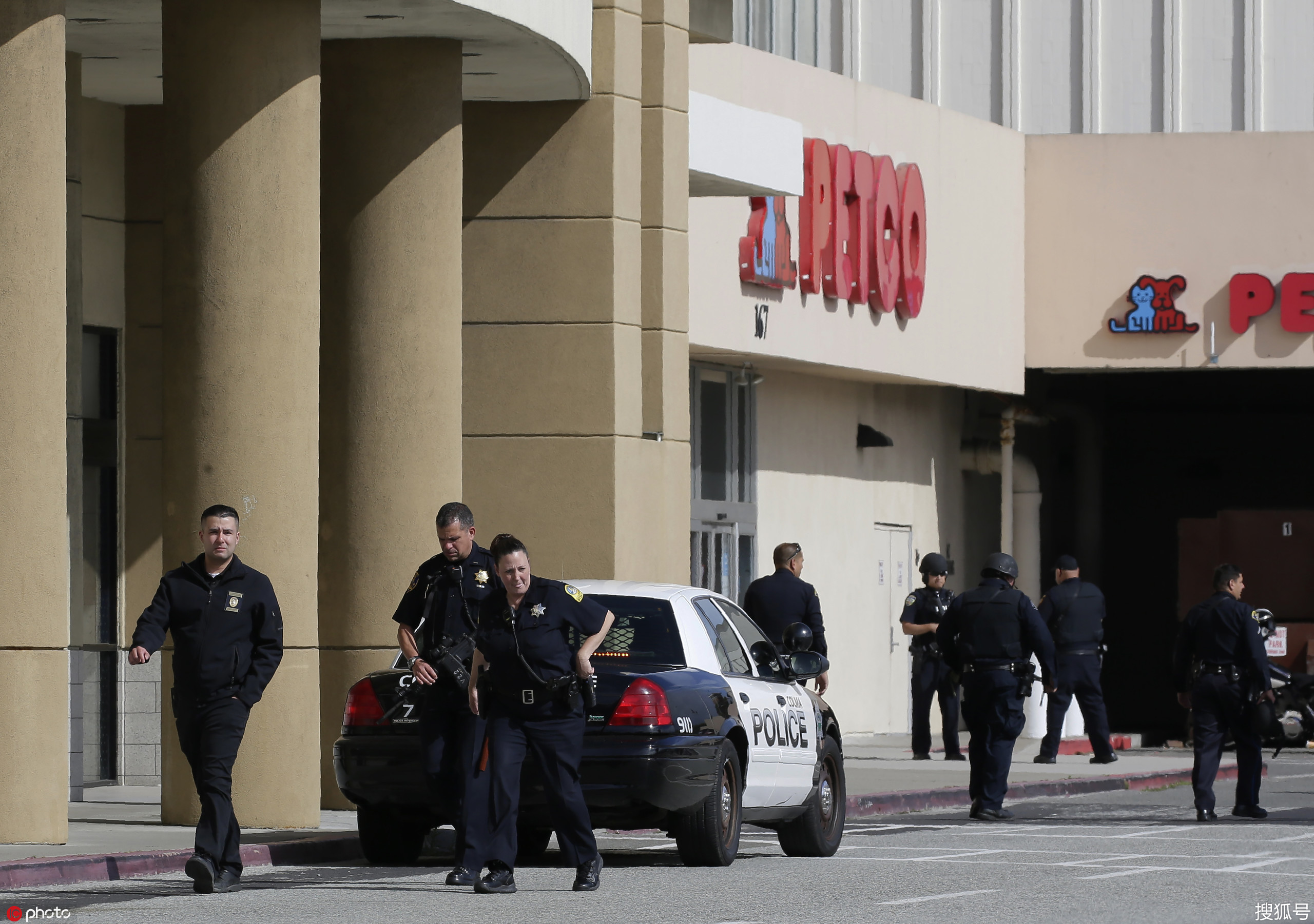 美国旧金山一购物中心突发枪击案 4人受伤