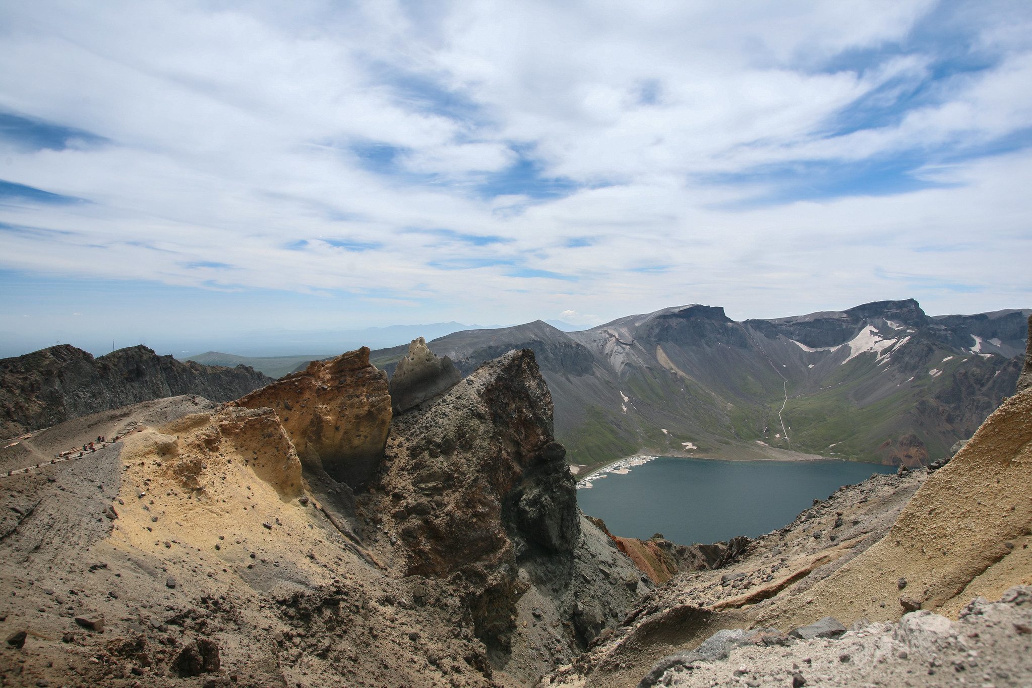 在这场超级火山爆发中,卷入空中的火山灰飘过了太平洋降落在日本本土