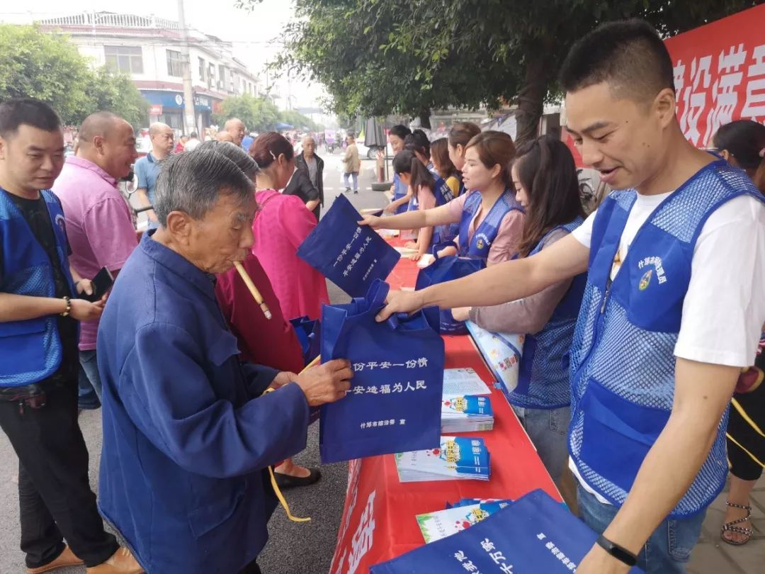 网格员收集社情民意