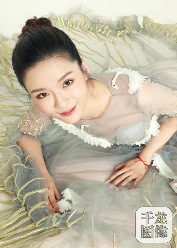 90后新生代演员李想五官精致大气,白皙的肤色,更显高级感,时尚亮眼