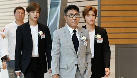 原创李秀满现身sm亲自传授exo应援伯贤命运的脖子被满叔抓住