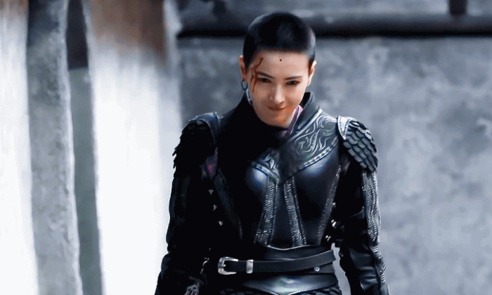 饰演鱼肠的李媛,外形可塑性极强,女装大气妩媚,男装干练硬朗.