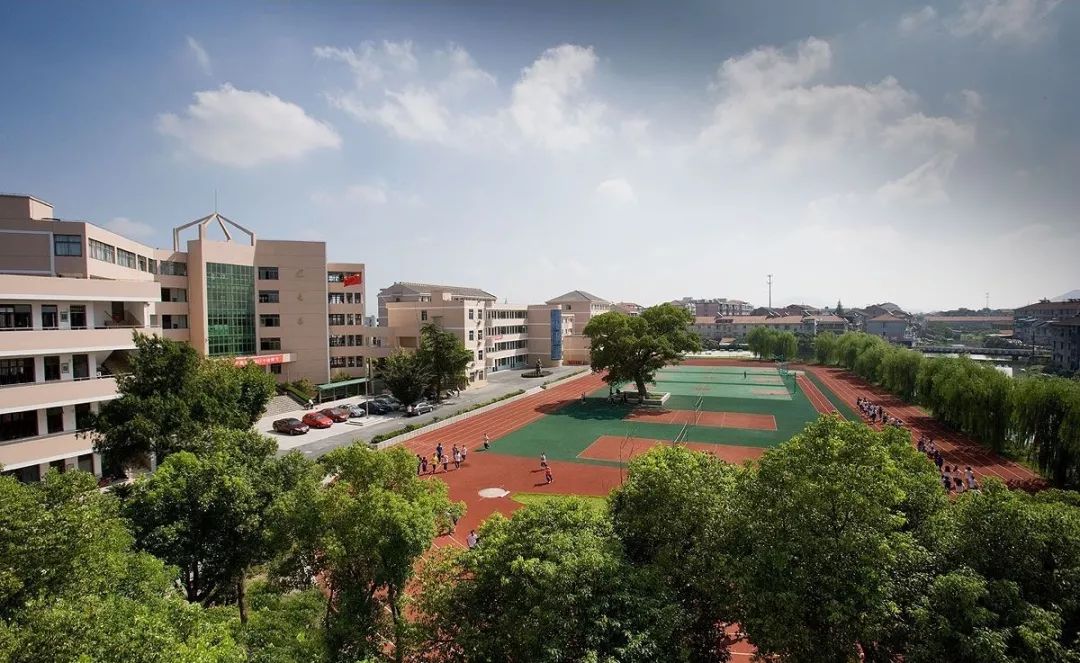 欢迎你,新同学祝贺你,成为东关中学学子!