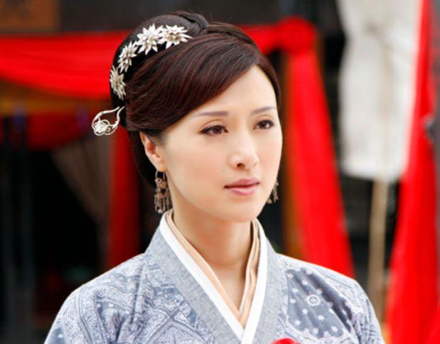 她出道35年获奖无数,观众却只知角色不知其名,如今48岁依旧美丽_白珊