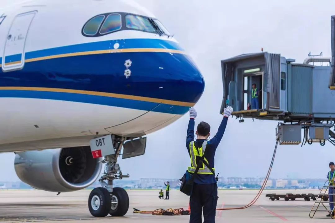上海机务分别于穗沪两地共同保障飞机规范完成航班放行工作确保首航