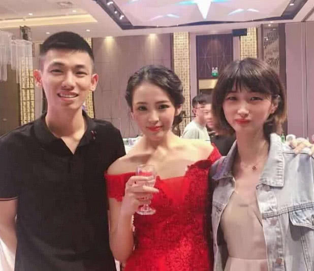 韩茜茜参加朋友婚礼与新娘亲密互动时八百万勇士哭晕了