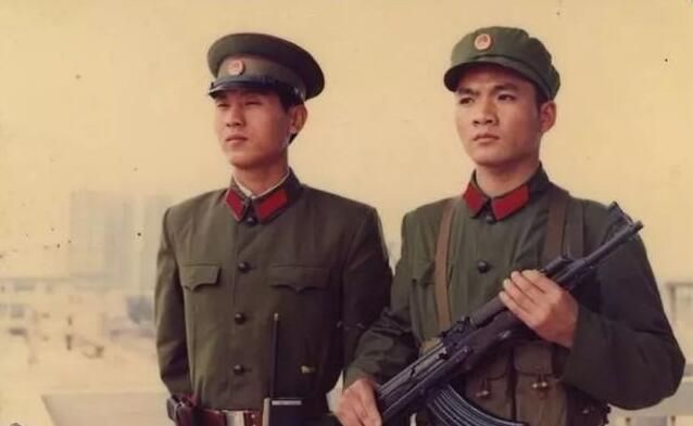 中国警察用了11年的白色警服,1966年,为何换成了草绿色?