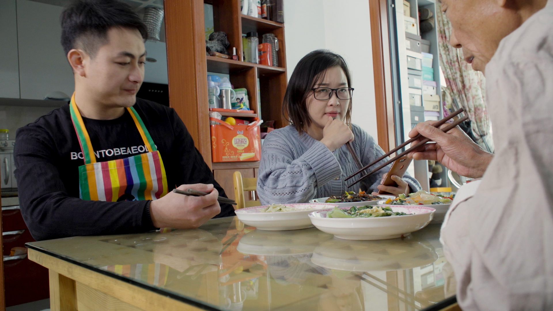 这么多话这时候我爸说小时候我一个问题都问十几痹客厅吃饭图片爸爸