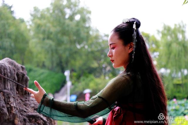 洛阳国花园荷花满塘清晨古装佳人赏荷舞剑