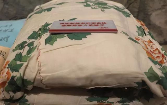 邓颖超等老红军看到罗开富记者的报道后专们送给徐解秀老人一床棉被.