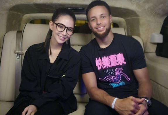 库里与昆凌合影,"地滑之秀"图案成焦点