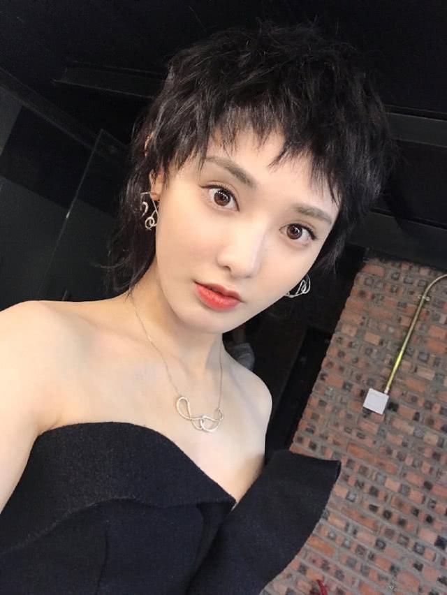 原创终于看到彭小苒短发的样子,配狗啃刘海,撞脸古力娜扎但很好看