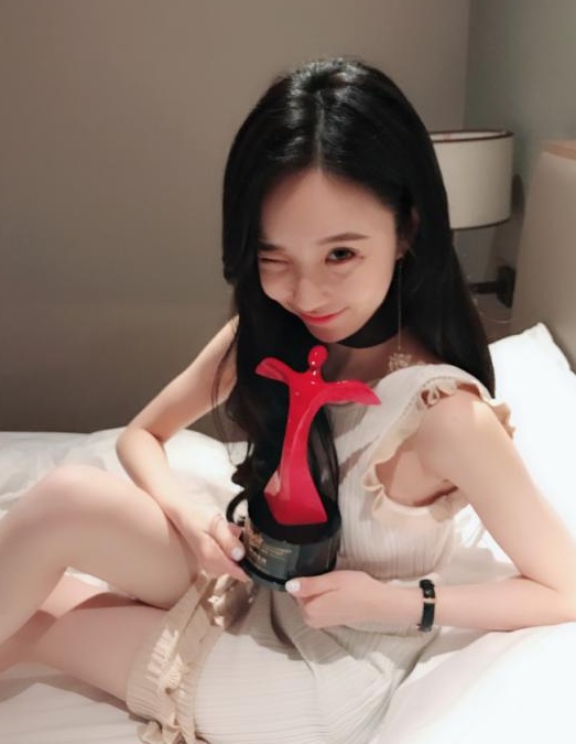 旭旭宝宝主动求合影,看到身材茜皇都酸了!