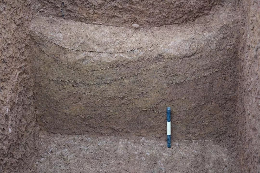 土残存器物11件(套),器物主要成排位于墓底西侧,包括陶器,铁器等(图五