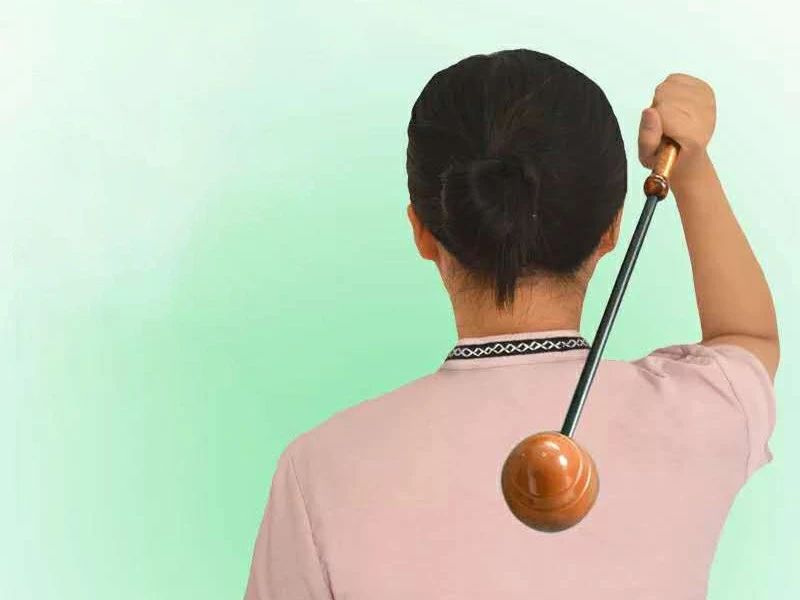 也可以找同事帮忙,捶打左右肩膀30-40次,揉捏肩膀3-5分钟,再用空心拳