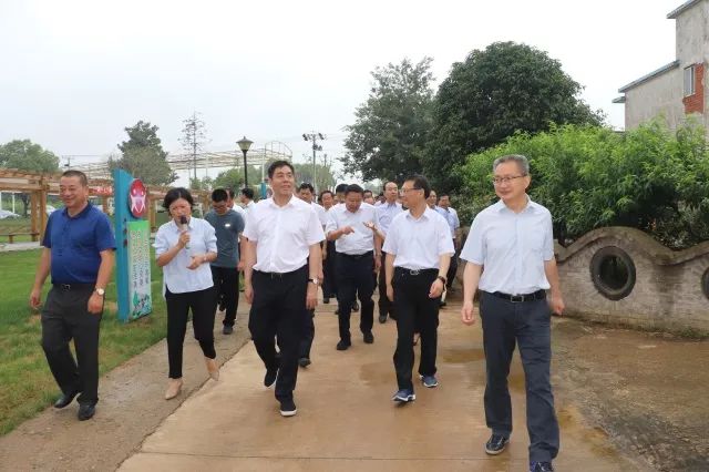 鎮黨委副書記,鎮長陶榮介紹了灣沚鎮人居環境整治工作概況和主要做法