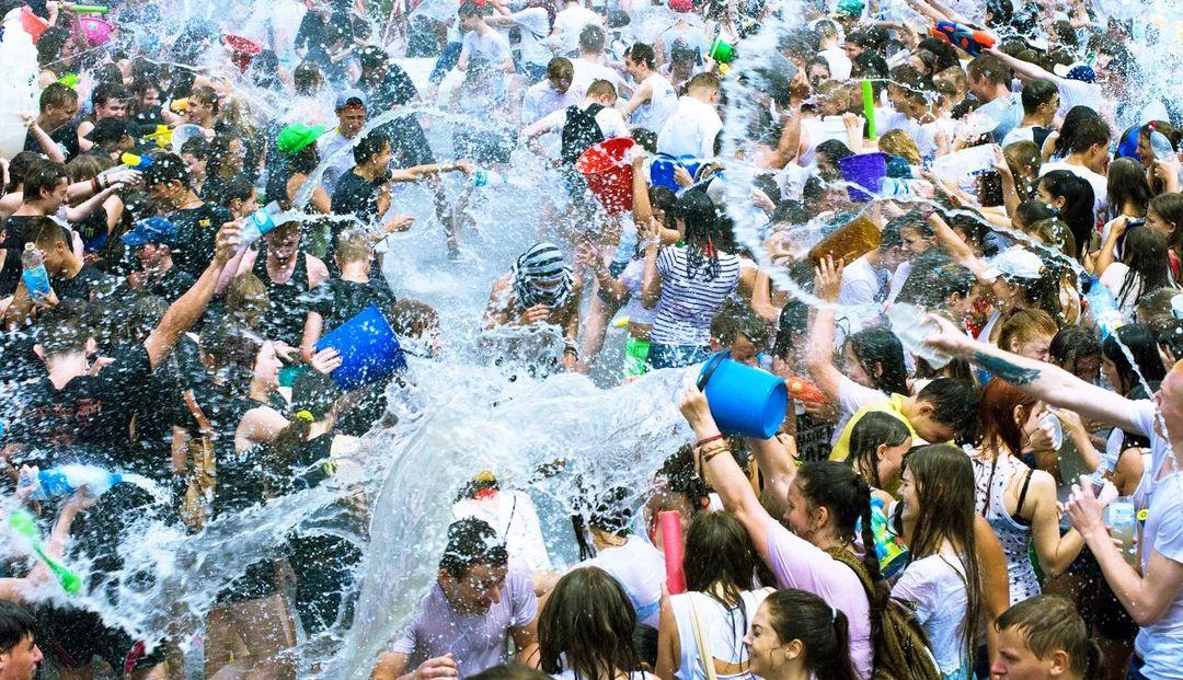 现场嗨到爆不用飞泰国都能感受到的超大型泼水狂欢