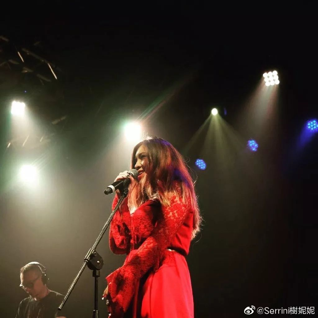 不太独立也不主流,这个港女凭什么每场演出都爆满?|专访serrini树妮妮