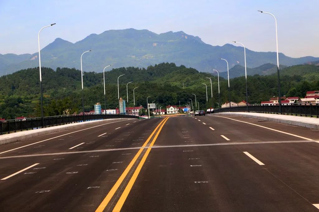 一是优化了国省干线路网布局,连接远当货运铁路站,保宜高速,g347国道