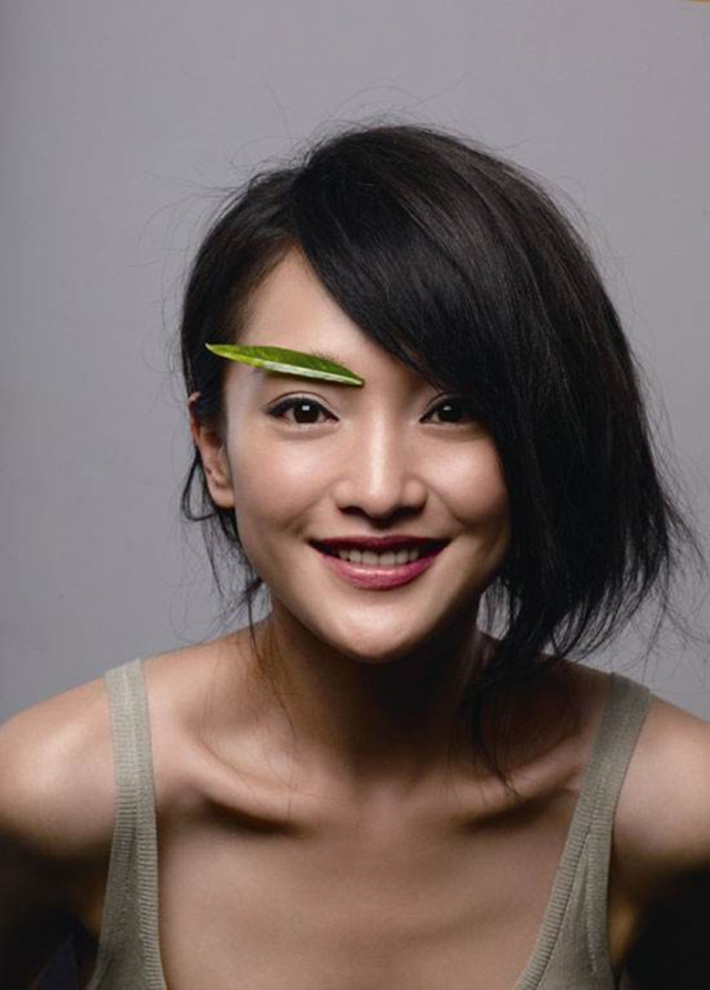 周迅近照现绝美背影杀,看到她脚上的拖鞋,网友:地摊货10元?