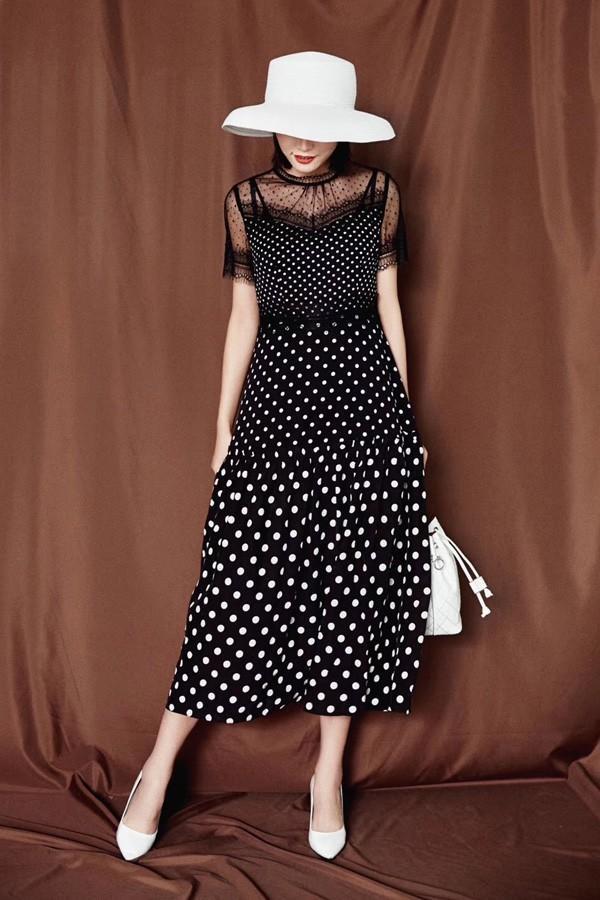 乱搭的话不能保证一定不会出错,所以波点的连衣裙是一个很好的选择