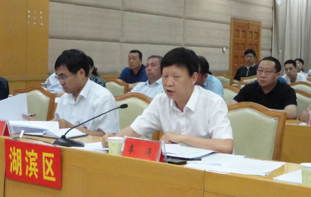 区领导亢哲楠,李涛,宋黎静,唐伟,杭海龙在湖滨区分会场参加会议.