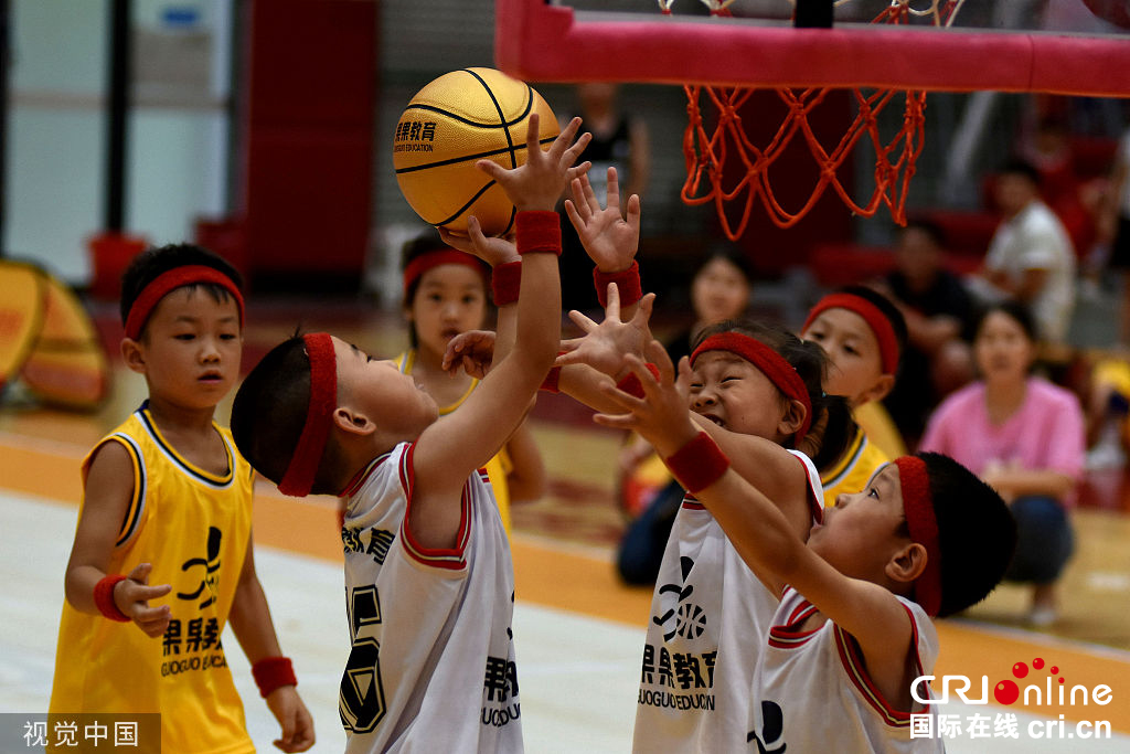 湖南郴州举行幼儿篮球赛 众萌娃上阵