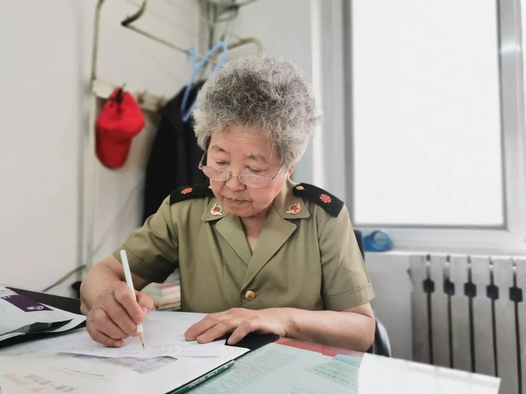 故事军博第一代解说员李桂兰我们承担着历史的责任