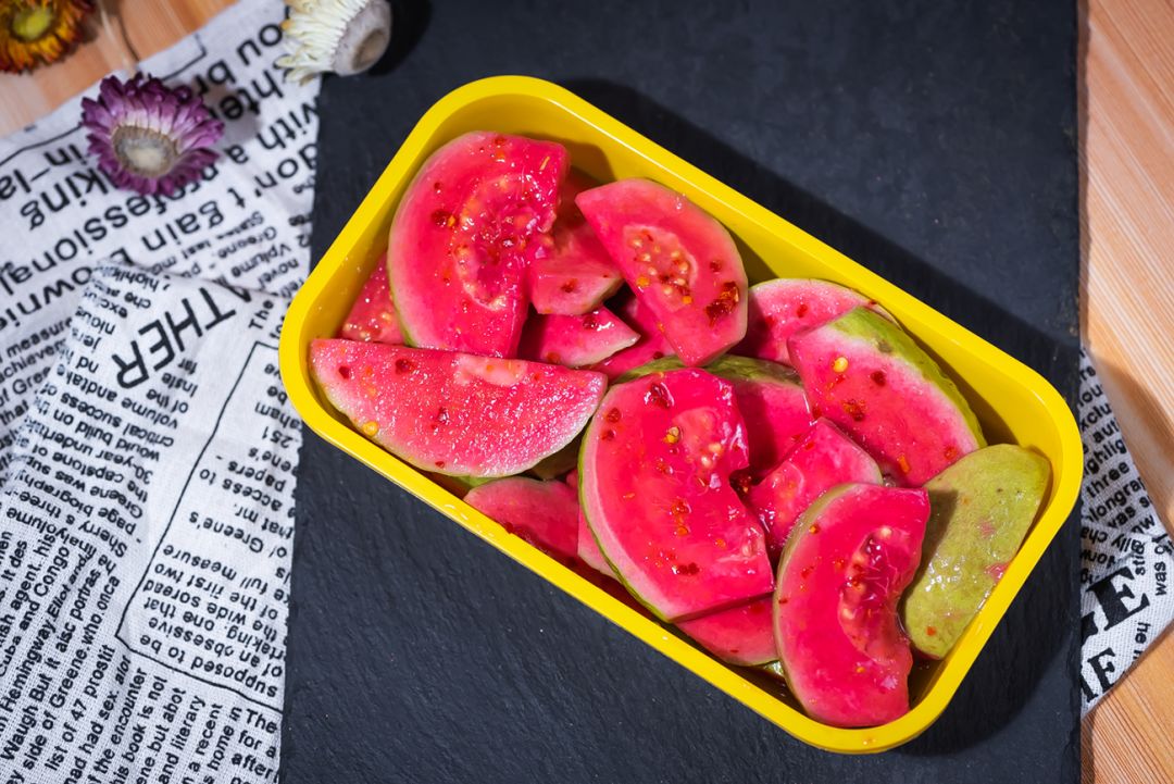 酸嘢番石榴这时,一支纤细灵巧的手拿起一支竹签将青脆的酸芒果置入口