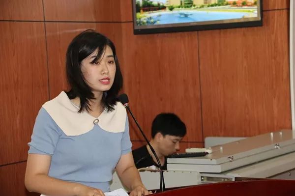 毕业典礼上,苏曼宁,胡婷两位老师分别代表任课教师和辅导员老师发言.