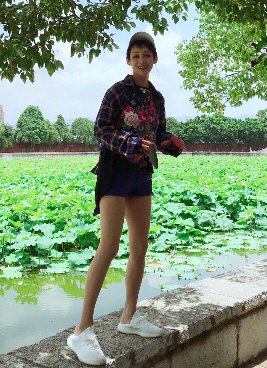 宁静穿短裤扮嫩,脸垮皮肤松,腿长的可以绞麻花了!