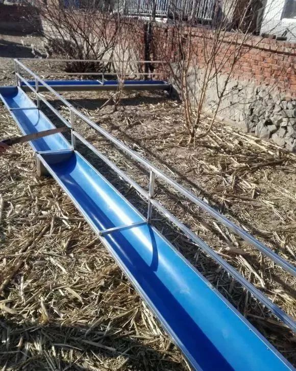 这个槽子厉害了又当羊圈又当槽而且省钱