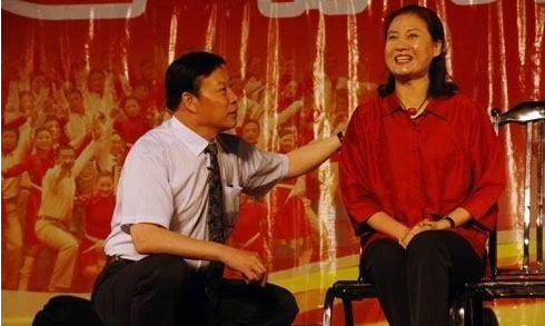 他是著名小品演员,曾为尽孝放弃上春晚,如今63岁和妻子很幸福_魏积安