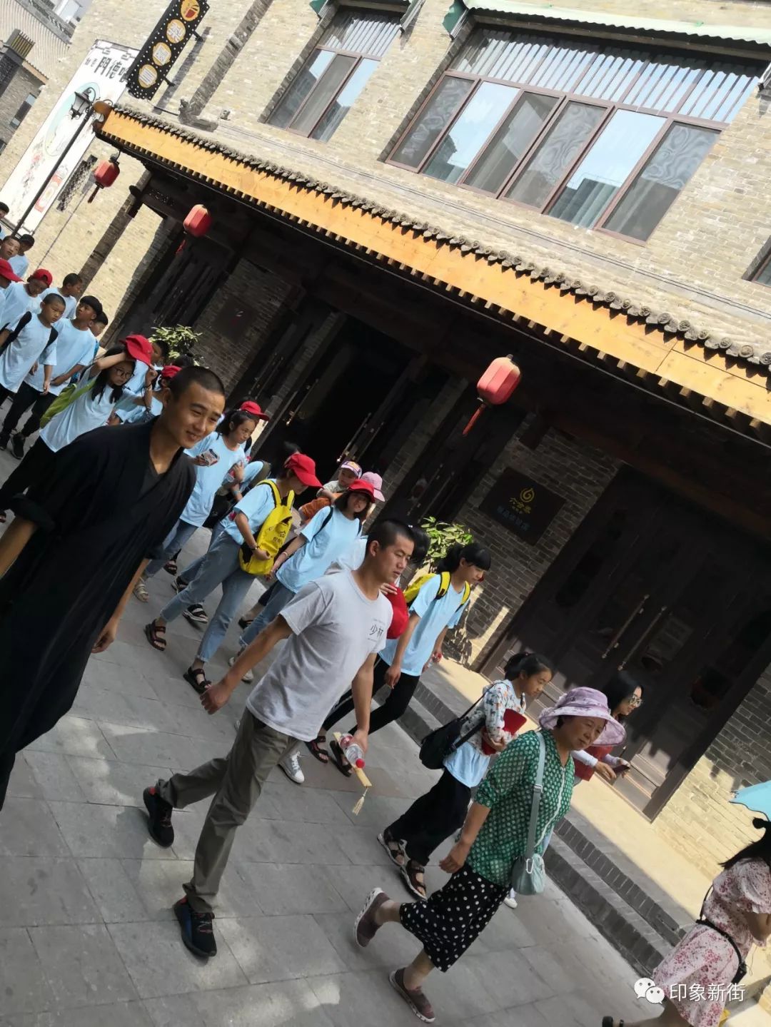 新街分享少林慈幼院孩子们新街留影