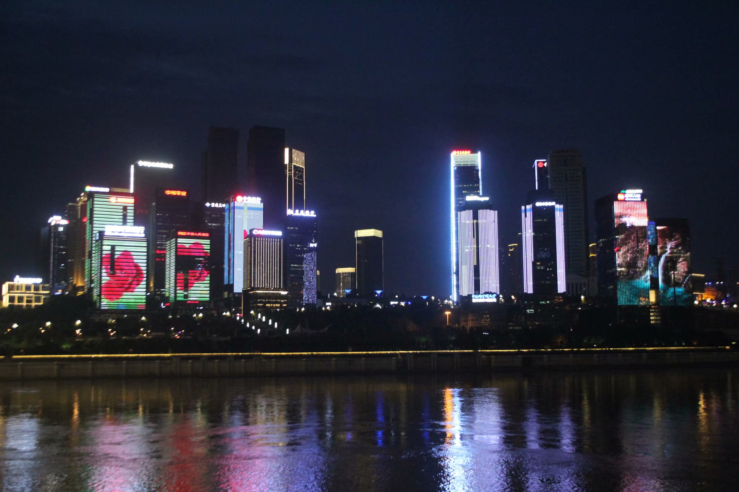 原创重庆夜景再惊艳世人渝中半岛大楼灯光联动秀