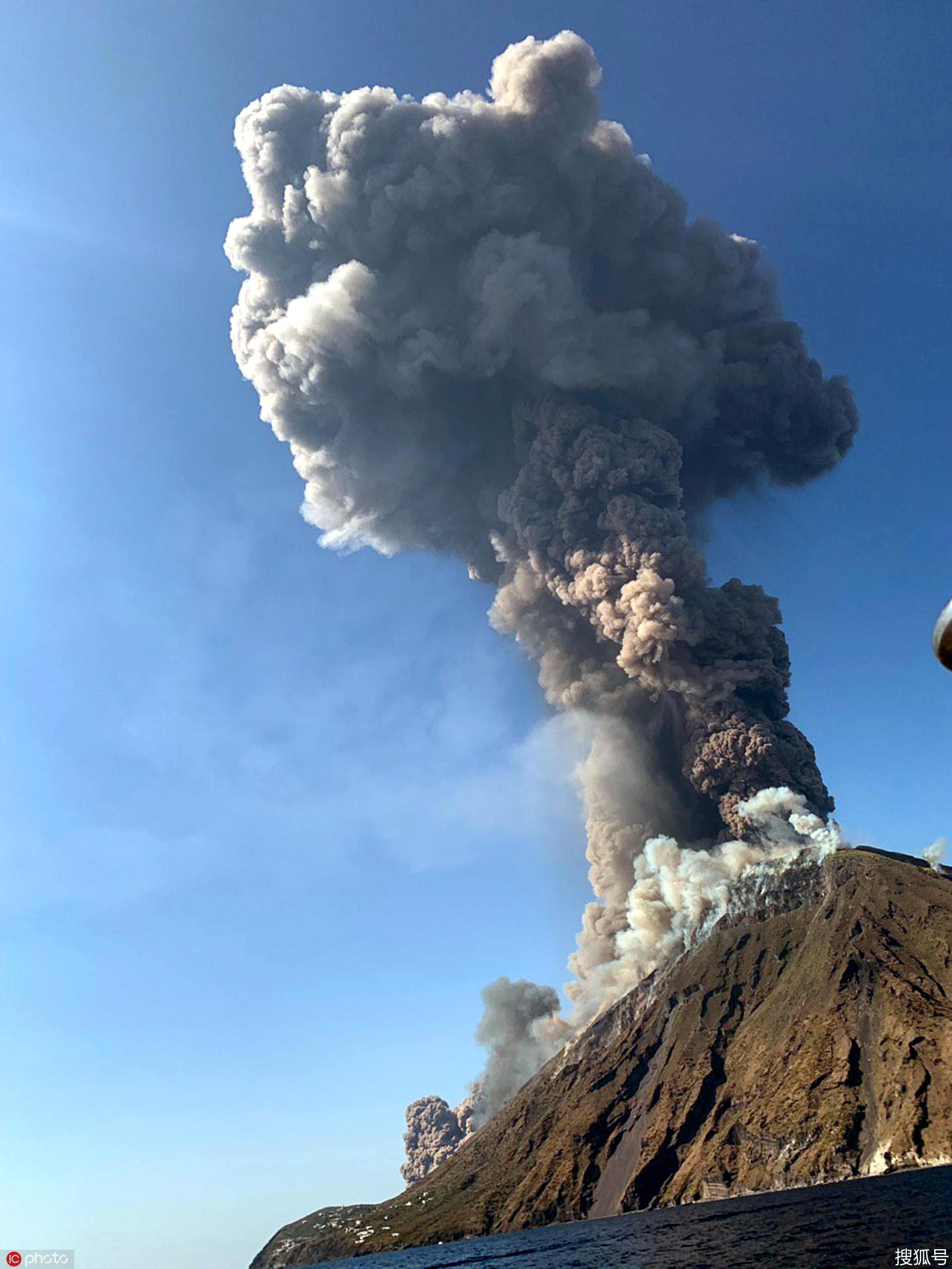 意大利斯特龙博利火山喷发致一死一伤