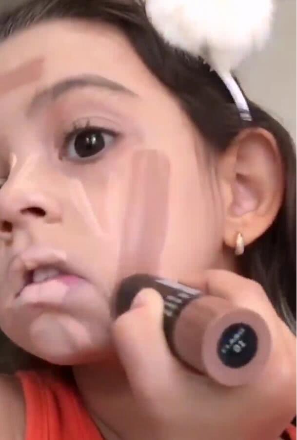 外国8岁小女孩化妆视频走红网络网友感叹化妆技术不如一个崽