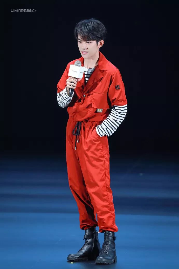 易烊千玺战斗鹤想为你摘下天边最亮的那颗星,折下园里最鲜艳玫瑰