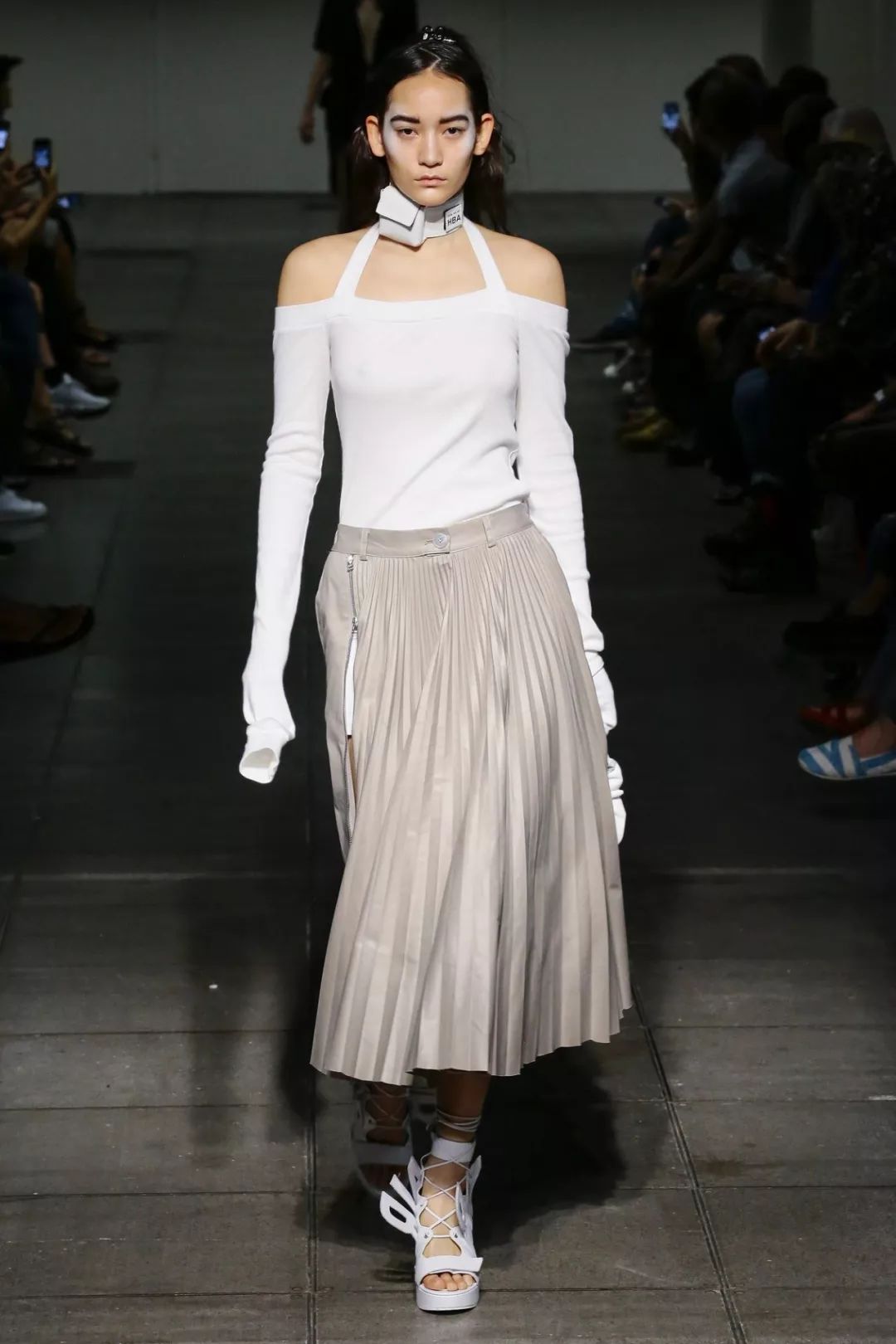 明媚的少女感,都藏在了百褶裙的裙摆里_设计