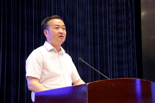皋兰县县委副书记,县政府县长杜宁让主持签约仪式,县政府副县长王立志