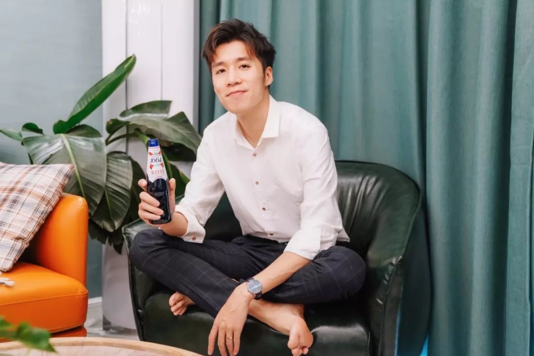 到家之后,阿崔已经帮我从冰箱里拿出了啤酒,坐在沙发上喝点啤酒休息一