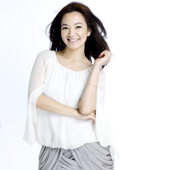 她曾是知名主持人与活佛相恋7年结婚36岁生子后被宠成公主